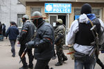Вооруженные люди на одной из улиц города Славянска