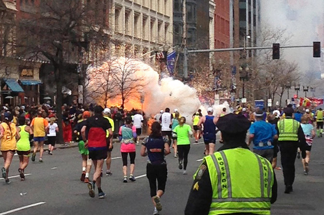 Момент взрыва на Бостонском марафоне 15 апреля 2013 года