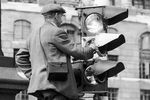 Электрик ремонтирует светофор в Лондоне, 1939 год