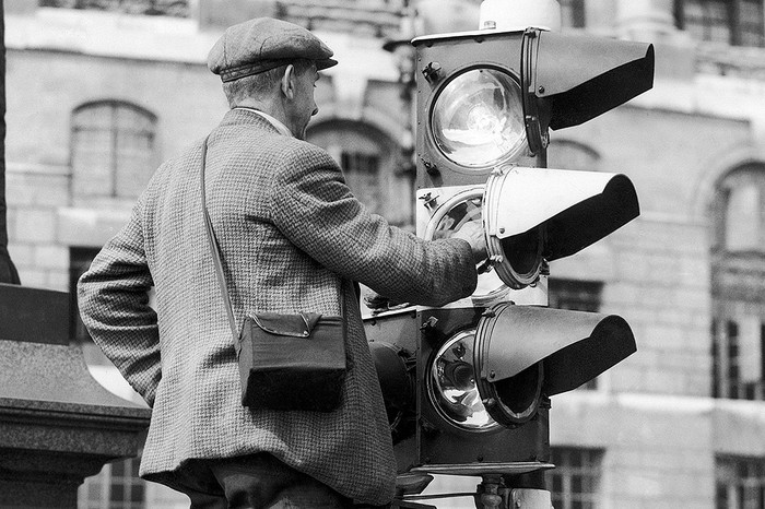 Электрик ремонтирует светофор в&nbsp;Лондоне, 1939&nbsp;год