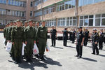 Призывники во время построения у здания республиканского военкомата Крыма перед отправкой на службу в рядах Российской армии