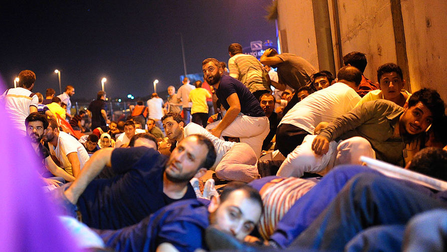 Жители Стамбула во время перестрелки между&nbsp;полицией и военными