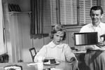 Дебби Рейнольдс на съемках фильма «В его приятной компании», 1961 год