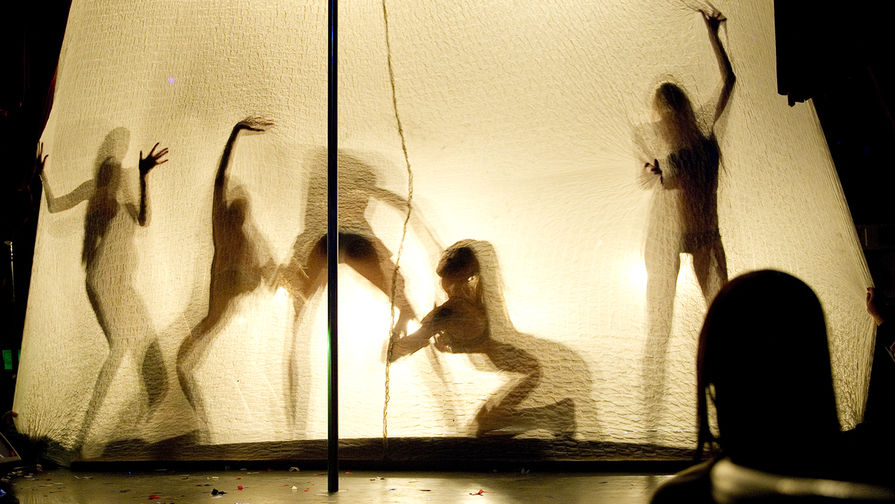 Танцовщицы на вечеринке в клубе Soho Rooms в Москве, 2010 год