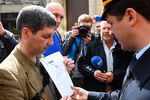Активист партии ПАРНАС Марк Гальперин отвечает на вопросы сотрудника полиции во время несанкционированной акции движения «Открытая Россия» в Москве, 29 апреля 2017 года