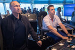 Владимир Путин на борту судна-трубоукладчика «Пиониринг Спирит» наблюдает за стыковкой мелководной и глубоководной частей газопровода