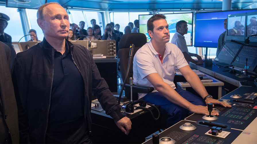 Владимир Путин на&nbsp;борту судна-трубоукладчика &laquo;Пиониринг Спирит&raquo; наблюдает за&nbsp;стыковкой мелководной и глубоководной частей газопровода