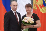 Президент России Владимир Путин и Елена Вяльбе на церемонии вручения государственных наград РФ в Кремле, 2014 год 
