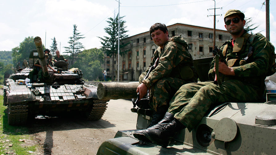 Российская военная техника на дороге к городу Зугдиди, 13 августа 2008 года