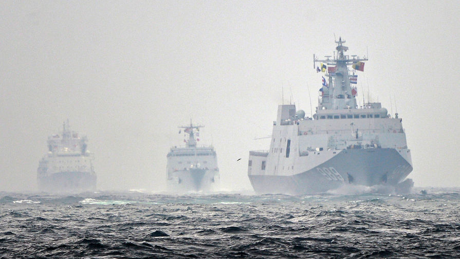 Корабли Военно-морских сил Народно-освободительной армии Китая во время военно-морского парада в рамках завершения российско-китайских военно-морских учений «Морское взаимодействие - 2015» в заливе Петра Великого. 