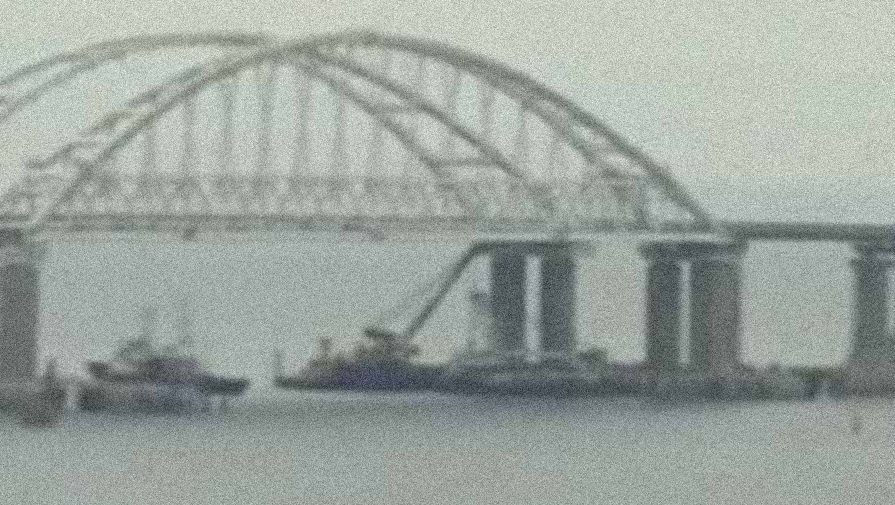 Скриншот видео прохода кораблей «Корец» и «Донбасс» под Крымским мостом