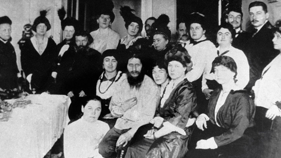 Григорий Распутин с&nbsp;группой придворных дам, 1900 год 