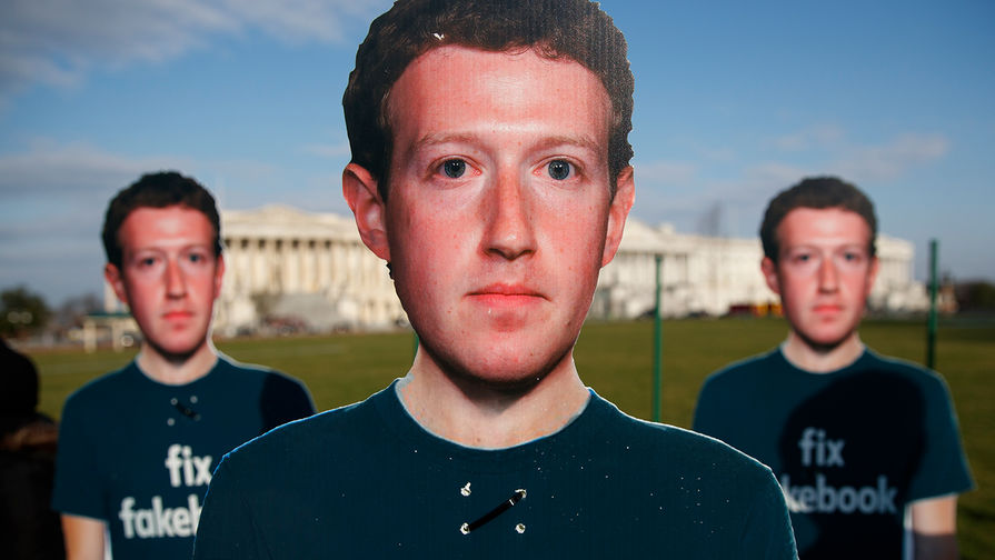Фигуры с изображением основателя Facebook (компания-владелец Meta признана экстремистской организацией) Марка Цукерберга во время акции около здания Капитолия в Вашингтоне, 2018 год