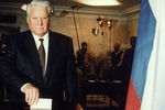 Президент России Борис Ельцин на избирательном участке подмосковного поселка «Барвиха», 3 июля 1996 года