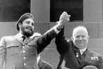 Кубинский лидер Фидель Кастро и первый секретарь ЦК КПСС Никита Хрущев на трибуне мавзолея В.И.Ленина во время Первомая, 1963 год
