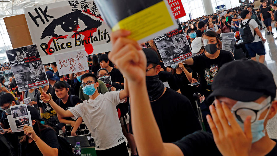 Во время протестов в аэропорте Гонконга, 12 августа 2019 года
