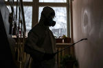 Сотрудник коммунальной службы во время дезинфекции подъезда одного из жилых домов в Москве