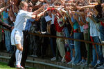 Дэвид Бекхэм приветствует фанатов, 2003 год