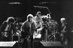 Боб Дилан и Том Петти с группой The Heartbreakers во время концерта в Берлине, 1987 год