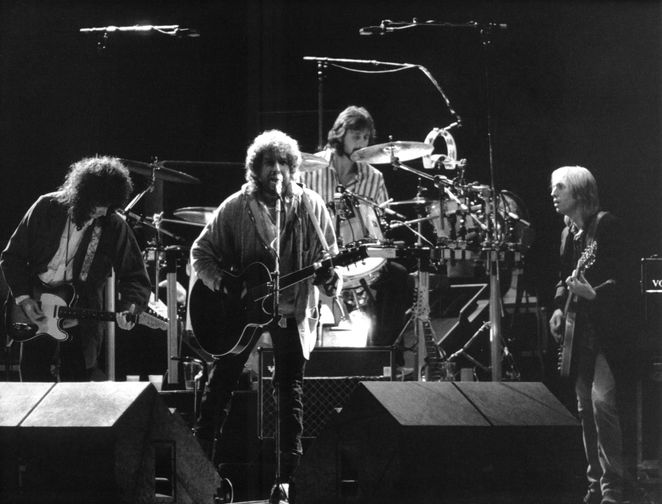 Боб Дилан и Том Петти с&nbsp;группой The Heartbreakers во время концерта в&nbsp;Берлине, 1987 год