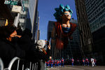 Воздушная фигура Гоку, персонажа японской манги «Жемчуг дракона», на 95-м параде Мэйси в День благодарения, Нью-Йорк, США, 25 ноября 2021 года