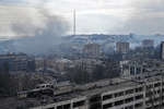 Дым над кварталами в центре Мариуполя, где продолжаются бои, 3 апреля 2022 года
