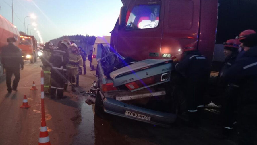 В Тюменской области два человека погибли в результате столкновения грузовика и легковушки