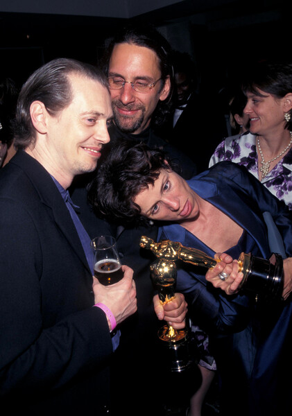 Стив Бушеми, Фрэнсис МакДорманд и Джоэл Коэн на&nbsp;69-й церемонии вручения наград премии «Оскар», 1997&nbsp;год