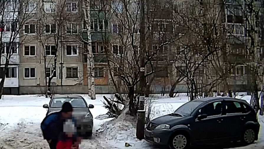 В Архангельске мужчина отобрал телефон у 8-летней девочки, пока она разговаривала с отцом