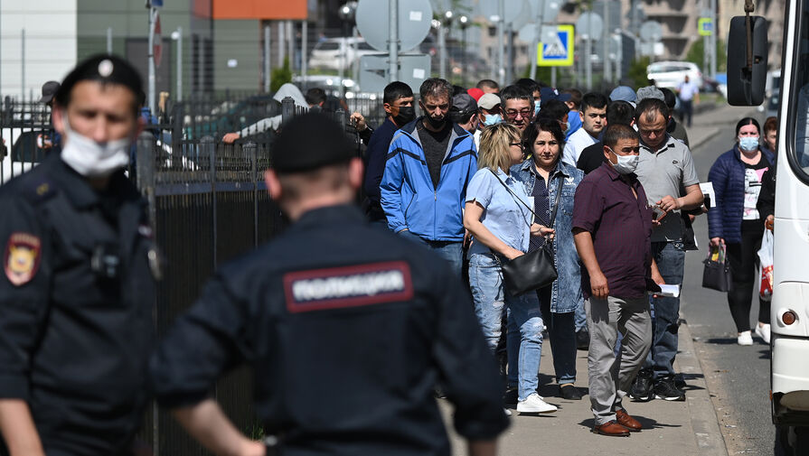 В центре временного содержания иностранцев в Сахарово проходят обыски