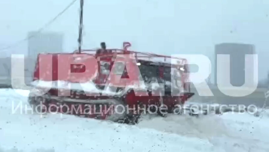 Пожарный вездеход вывели на очистку снега на МКАД в Москве