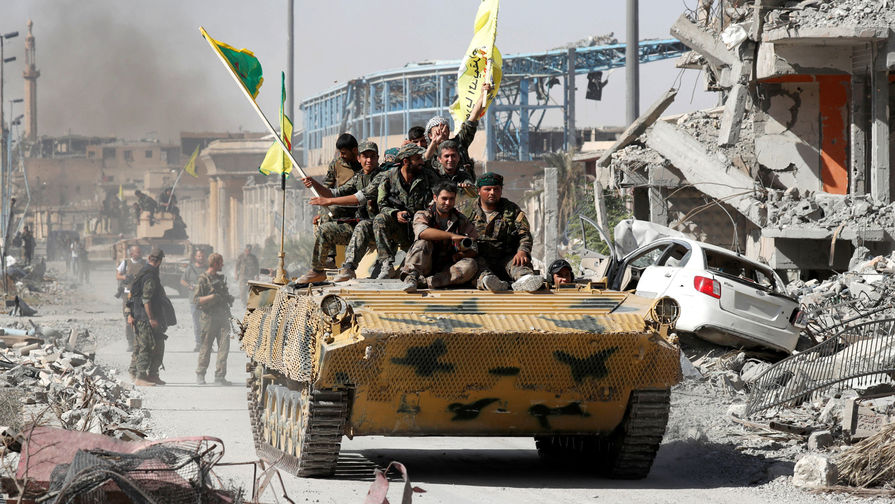 Бойцы альянса Демократических сил Сирии (SDF) в Ракке, 17 октября 2017 года