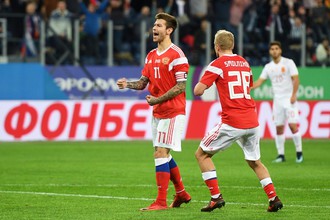 3235316 14.11.2017 Игроки сборной России Фёдор Смолов и Игорь Смольников (справа) радуются забитому мячу в товарищеском матче между сборными командами России и Испании.