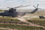 Вертолет Ми-26 во время высадки бронеавтомобиля «Тигр» во время выступления на авиационном шоу в Воронежской области, июнь 2017 года
