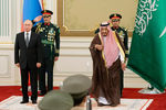 Президент России Владимир Путин и король Саудовской Аравии Сальман Бен Абдель Азиз Аль Сауд во время встречи в Королевском дворцовом комплексе в Эр-Рияде, 14 октября 2019 года