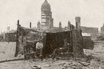 Пострадавшие в результате землетрясения в Сан-Франциско 18 апреля 1906 года строят убежище из фрагментов разрушенных зданий