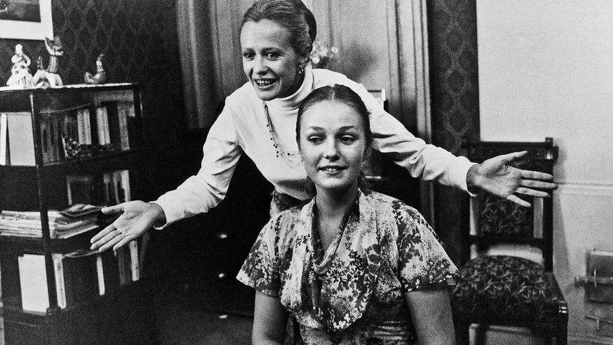 Съемки фильма «Дамы приглашают кавалеров», 1981 год. Нюра — актриса Марина Нееелова, Раиса — актриса Наталья Андрейченко