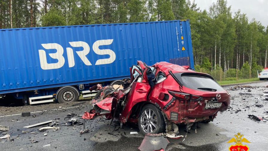 Mazda разрушилась после столкновения с фурой и автобусом, водитель погиб
