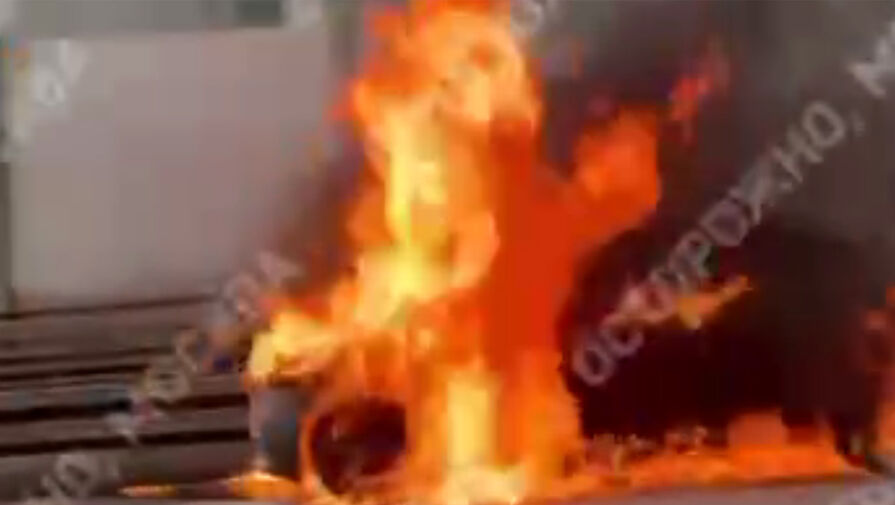 В Москве возле МЦД Перово автомобиль сгорел дотла и попал на видео