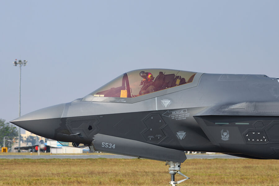 Всепогодный малозаметный истребитель-бомбардировщик F-35 на&nbsp;международной выставке Aero India 2025&nbsp;на&nbsp;территории военно-воздушной базы Yelahanka в&nbsp;Бангалоре