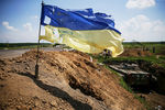 Украинский флаг в поселке Марьинка