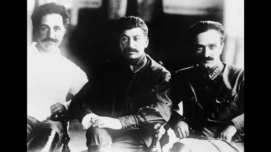 Анастас Микоян (отец Степана Микояна), Иосиф Сталин и Серго Орджоникидзе, 1926 год