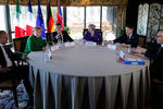 Председатель Евросовета Дональд Туск, канцлер ФРГ Ангела Меркель, канадский премьер Джастин Трюдо, премьер-министр Великобритании Тереза Мэй, итальянский премьер Джузеппе Конте и председатель Еврокомиссиии Жан-Клод Юнкер во время саммита G7 в Квебеке, 8 июня 2018 года