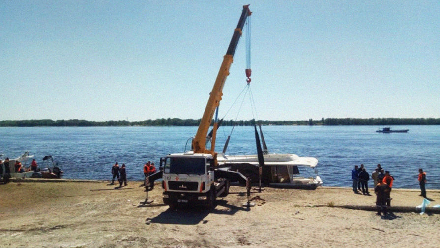 Подъем катера из воды после столкновения с баржей на Волге около Волгограда, 12 июня 2018 года
