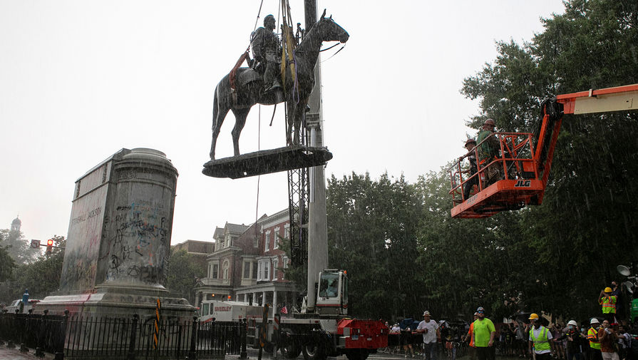 Демонтаж памятника генералу конфедератов Томасу «Стоунуоллу» Джексону в Ричмонде, штат Виргиния, 1 июля 2020 года