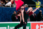 Диана Дэвис и Глеб Смолкин выступают с произвольным танцем на чемпионате России — 2022