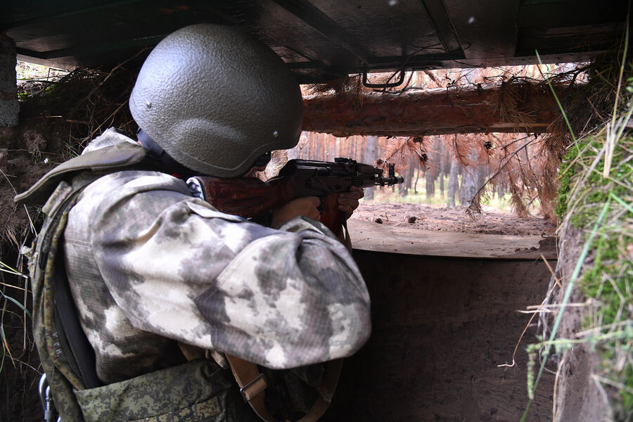 Боец 208-го казачьего полка Народной милиции ЛНР ведет наблюдение на позиции на окраинах Красного Лимана в ДНР, сентябрь 2022 года