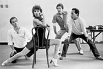 Ракель Уэлч на репетиции Бродвейского шоу «Женщина года» с Эдом Нолфи, Стерлингом Кларком и Полом Богавом (слева направо) в Нью-Йорке, 1981 год