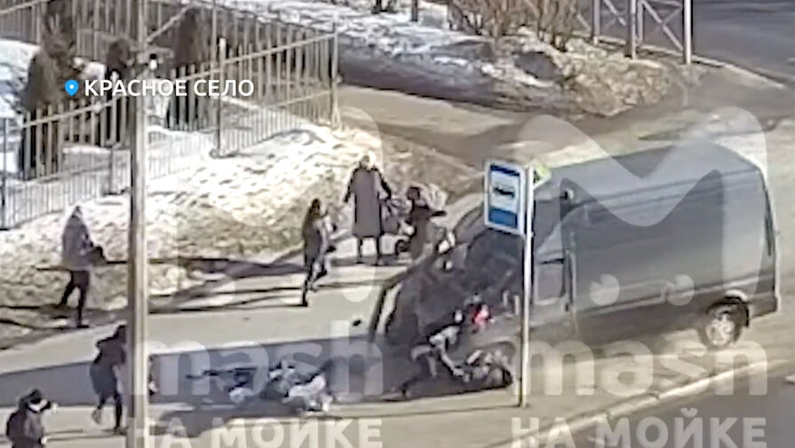 Шесть человек пострадали в аварии с микроавтобусом, выехавшим на тротуар в Санкт-Петербурге
