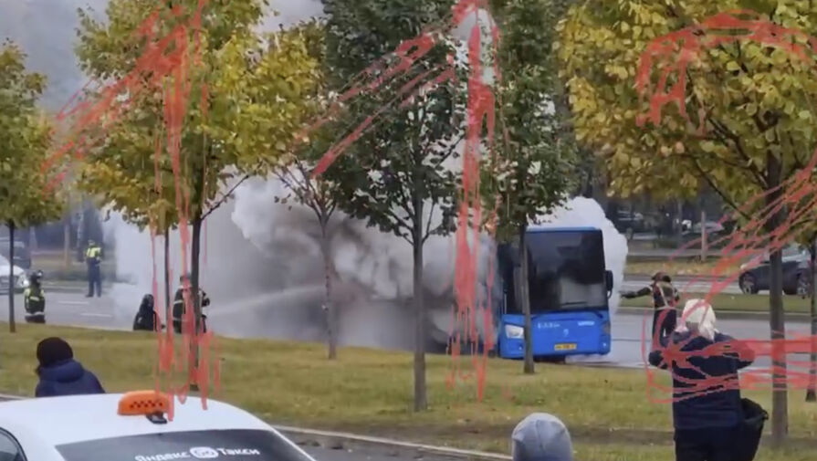 В Москве пассажирский автобус загорелся во время движения